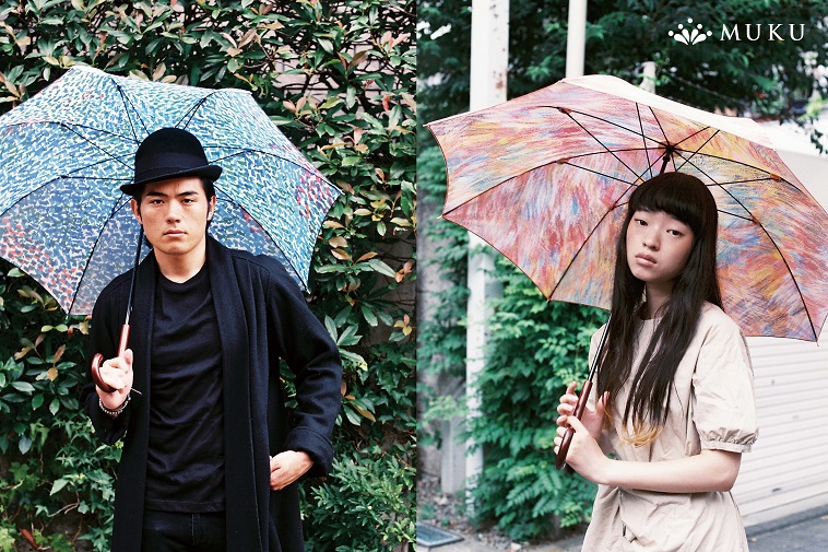 【写真】ムクの傘をさす、モデルの男性と女性。雨の日が楽しくなるようなデザインの傘だ。