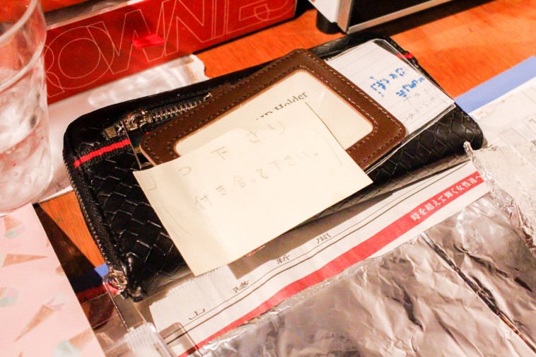 【写真】机の上には愛の告白文が置かれている。