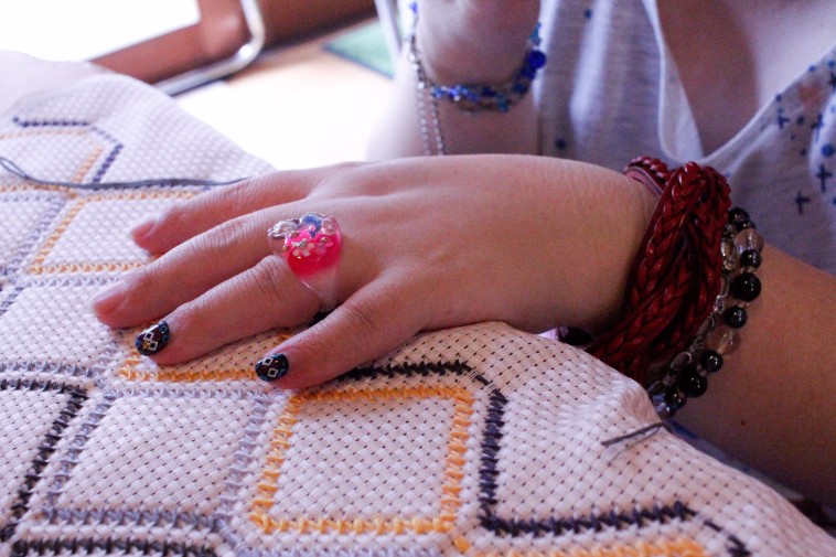 【写真】スウェーデン刺繍をするちかさんの手元にもネイルが施されている。