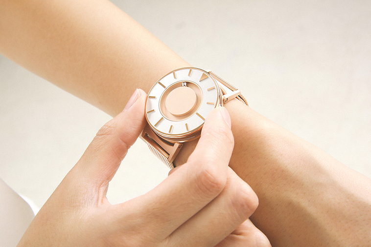 【写真】腕時計をつけている様子。大きな文字盤はシンプルで洗練されたデザイン。