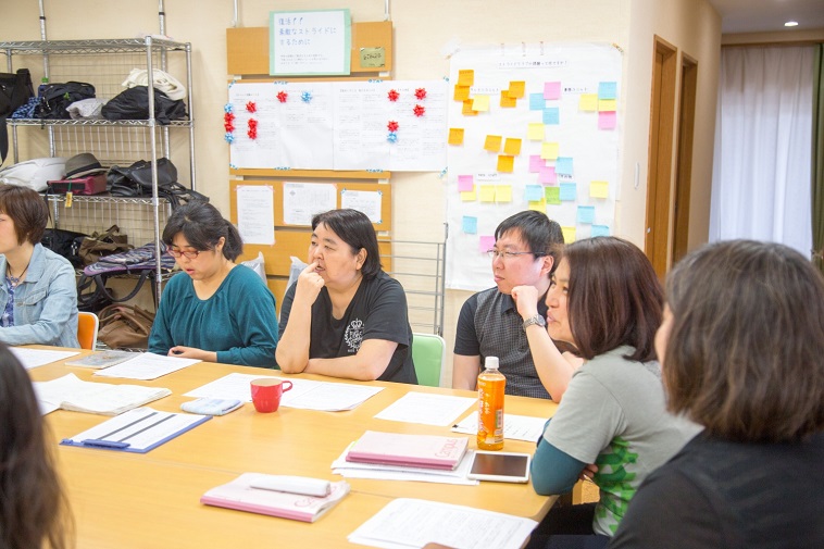 【写真】真剣な眼差しで集会を行うメンバー