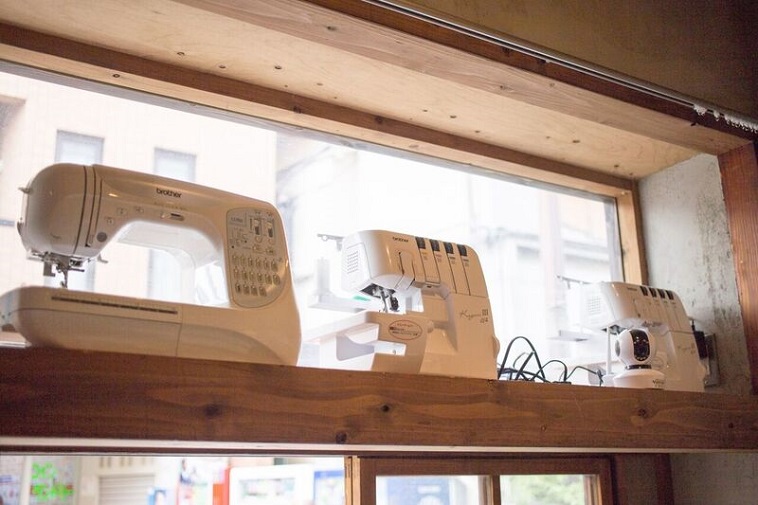 【写真】室内に置かれている三台のミシン