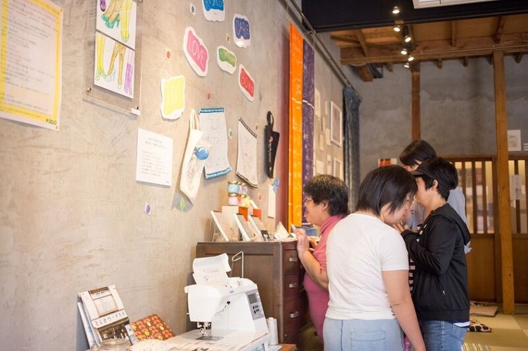 【写真】作り手のみなさんも作品をみに家庭科室を訪れます