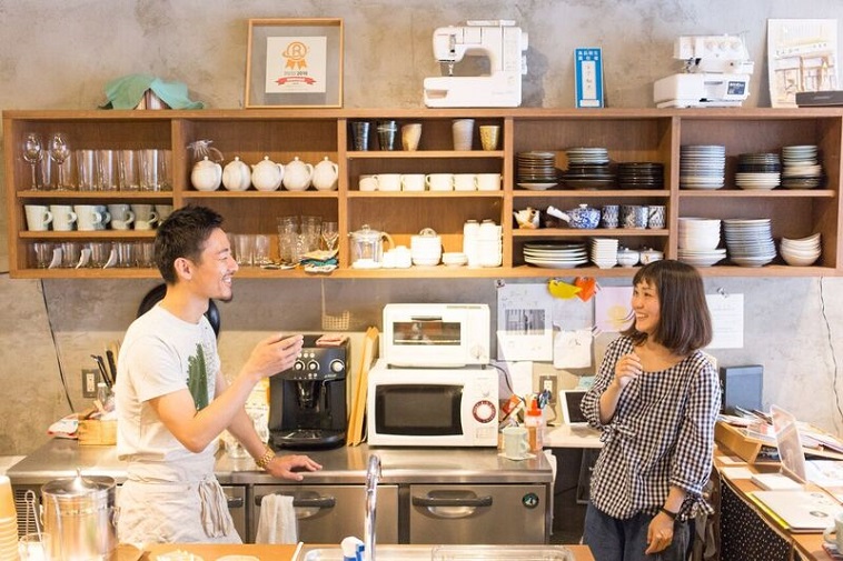 【写真】笑顔で話すふかのさんとスタッフ