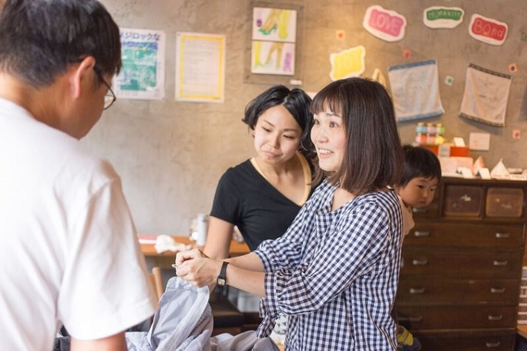 【写真】家庭科室に訪れた人とお話しするふかのさん