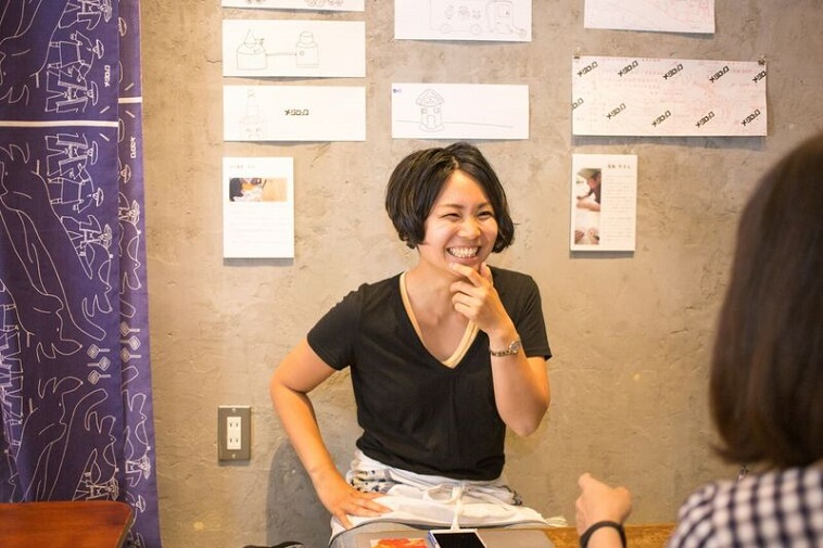 【写真】笑顔で語りかけてくれるふじおかさん