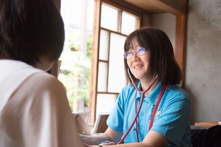 【写真】家庭科室におとずれたかたを診察するいいおさん