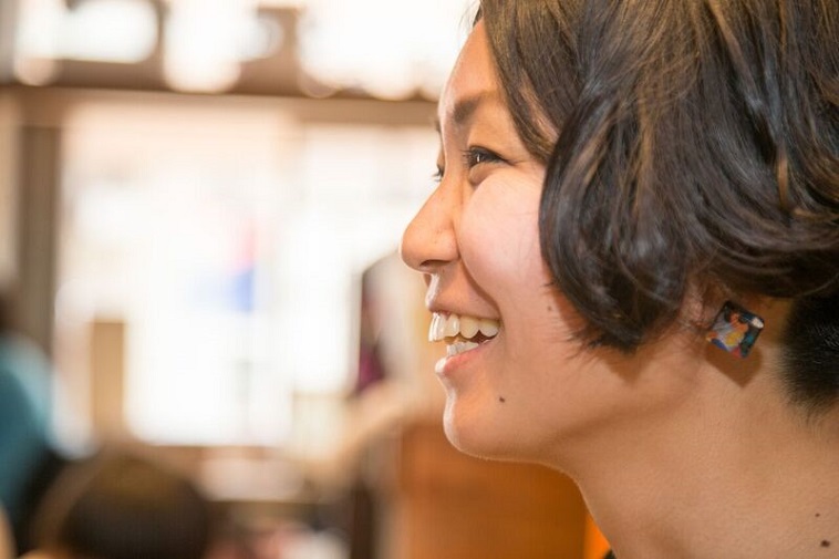 【写真】めいっぱいの笑顔のふじおかさんの横顔