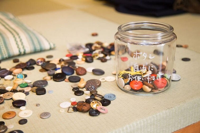 【写真】ビンに入れられた形も大きさも異なるたくさんのボタン