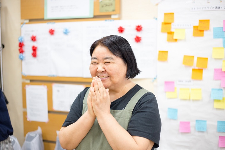 【写真】顔の前で手を合わせて照れながらもインタビューに答えてくれるこまつさん
