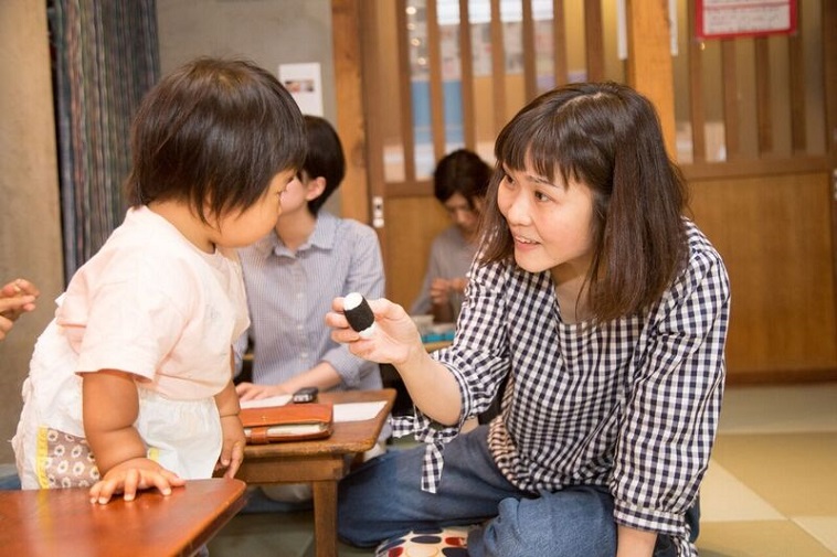 【写真】かなめちゃんにほほえみかけるふかのさん