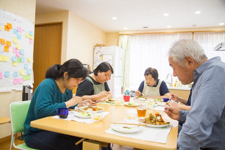 【写真】机を囲みランチを食べる様子