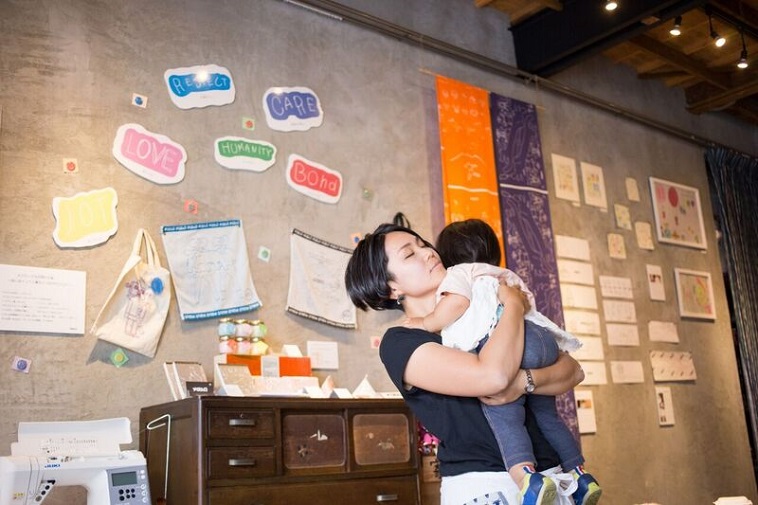 【写真】かなめちゃんを抱きしめるふじおかさん