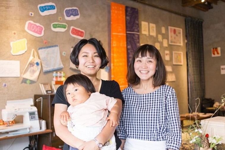 【写真】長女の要ちゃんをだっこするふじおかさんとふかのさん