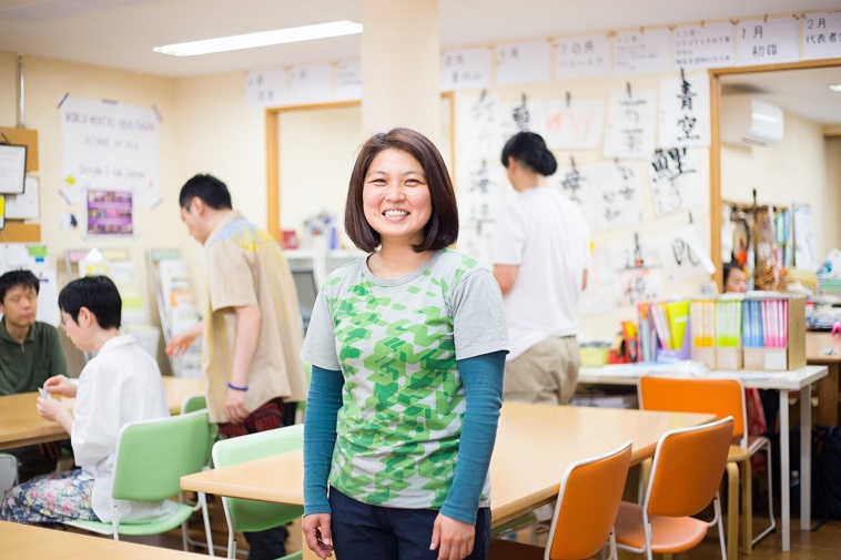 【写真】ストライドの事務所で笑顔のはらさん