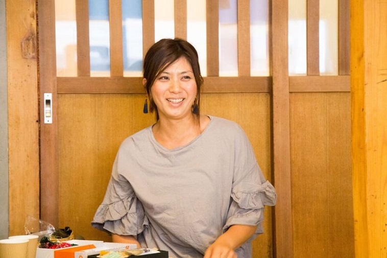 【写真】笑顔でインタビューにこたえるふるうちさん