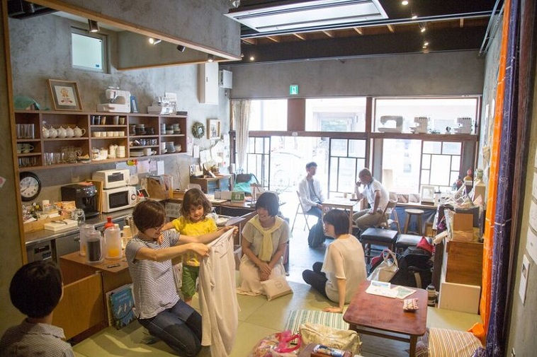 【写真】作り手さんたちが室内で談笑したり編み物を披露している様子