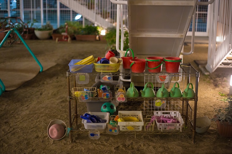 【写真】外の砂場に置かれている砂遊びのおもちゃ