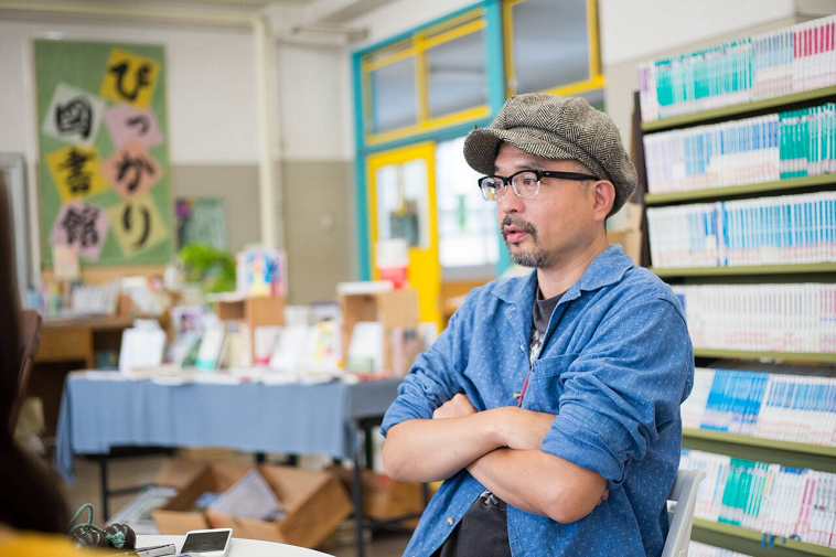 【写真】腕を組んで考えている様子のいしいまさひろさん