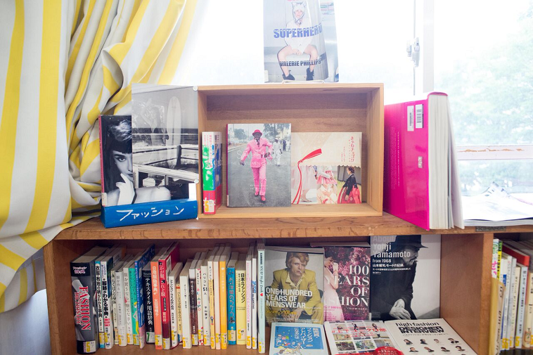 【写真】ハイブランドのファッション本や洋書など含む、様々なファッションに関する本が並ぶ
