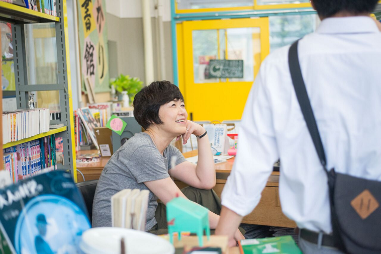 【写真】自然体な表情で生徒と話をするまつだゆりこさん