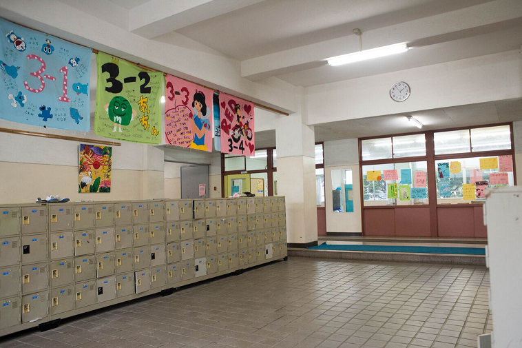 【写真】校舎の下駄箱にはクラス名やキャラクターのイラストが書かれた模造紙が飾られていて、賑やかな雰囲気