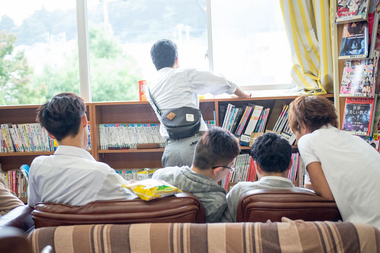 【写真】図書館内のソファに座る生徒、友人と喋る生徒、一人で外を見つめる生徒などそれぞれが自由に過ごしている