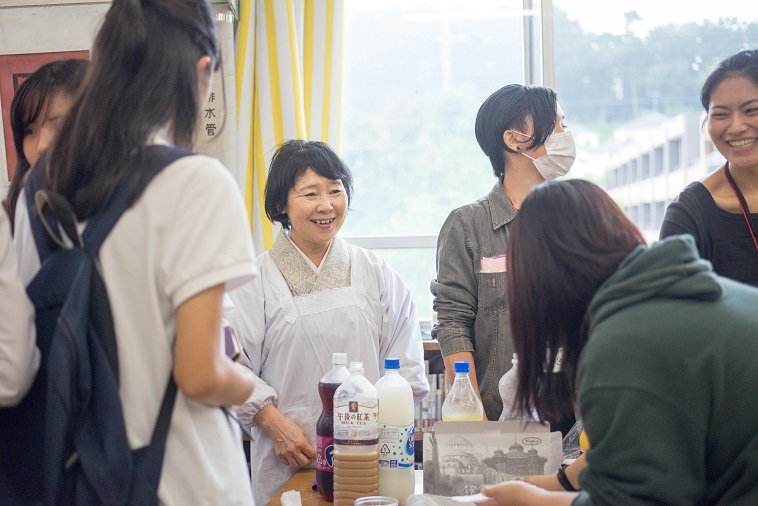 【写真】自然体な表情で生徒と話をするボランティアさん