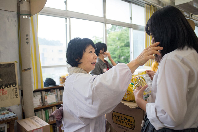 【写真】常連のボランティアさんが自然に生徒と触れ合っている