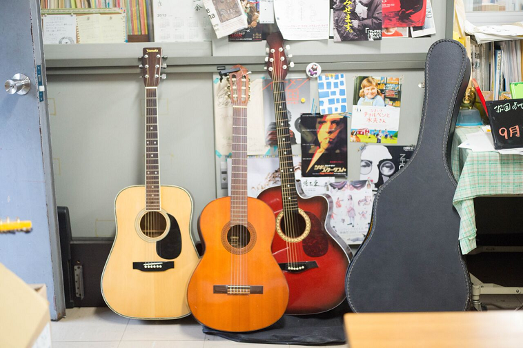 【写真】図書館には何本ものギターが置いてある。壁には映画のチラシなども貼られている