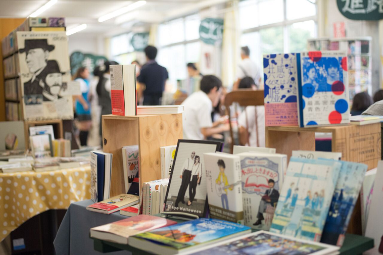 【写真】本がたくさん並ぶ図書館に、たくさんの生徒が訪れている様子