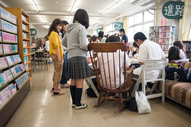 【写真】図書館に生徒がたくさん集まって椅子に座って話している