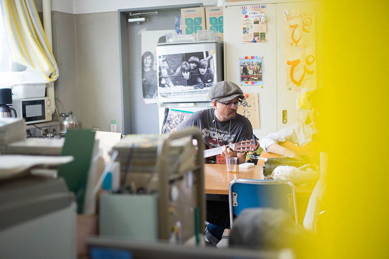 【写真】生徒にギターを教えるいしいまさひろさん