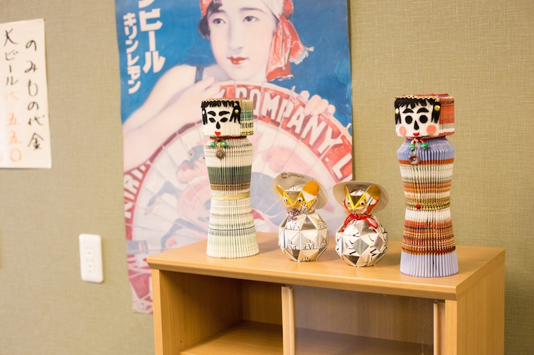 【写真】はっぴーのいえろっけんの廊下に飾られている手作りの人形