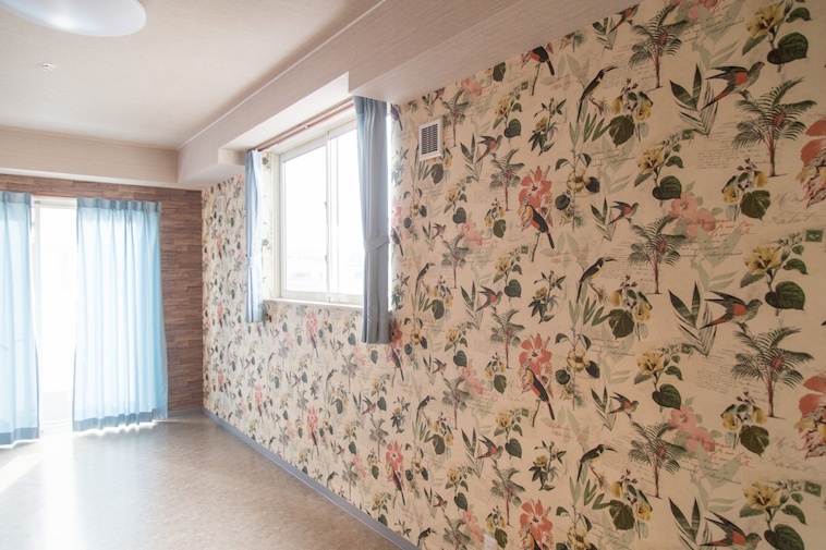 【写真】花柄の壁紙が貼られている部屋