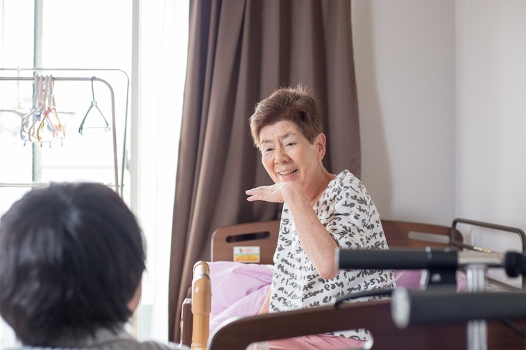 【写真】笑顔でインタビューに答える入居者のおばあちゃん