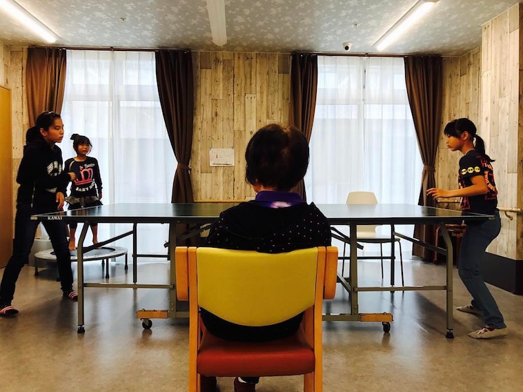 【写真】卓球をする子どもたちと審判をするおばあちゃん