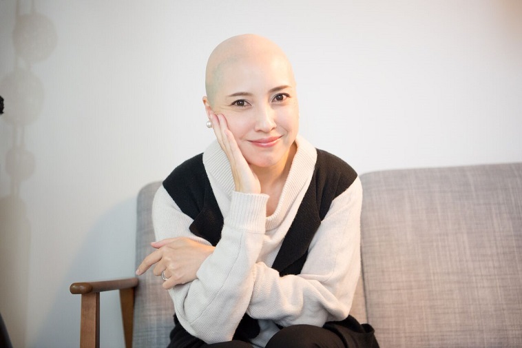 【写真】笑顔で座っているつちやみつこさん