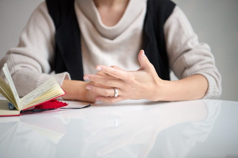 【写真】インタビューに答えるつちやみつこさん