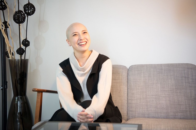 【写真】笑顔でインタビューに答えるつちやみつこさん