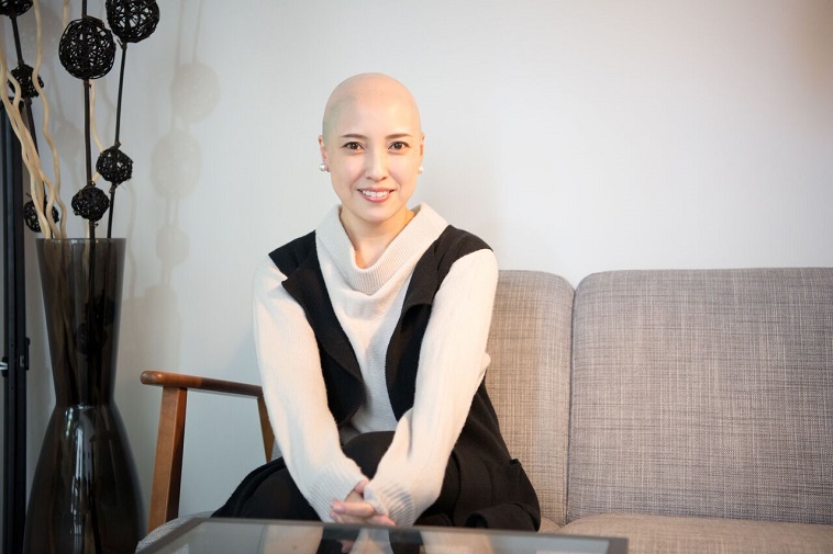 【写真】微笑んでインタビューに答えるつちやみつこさん