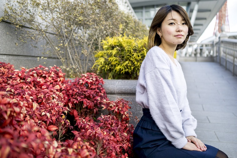 【写真】石段に腰掛けるゆうかさん