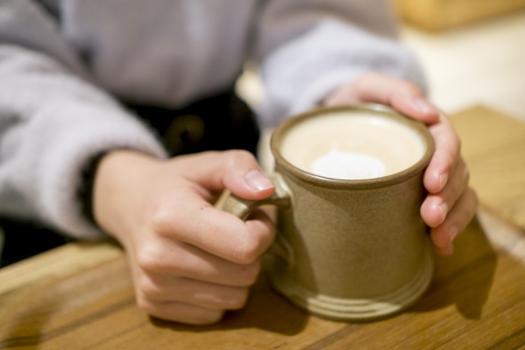 【写真】マグカップを握るゆうかさん