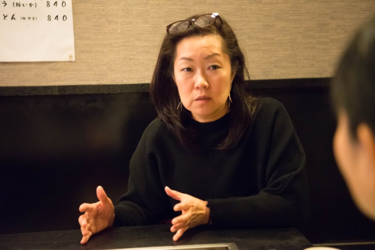 【写真】手でジェスチャーをつけて説明をするあくつみえこさん