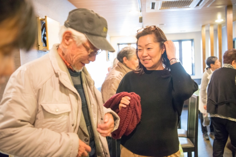【写真】訪れた人たちと笑顔で話すあくつみえこさん