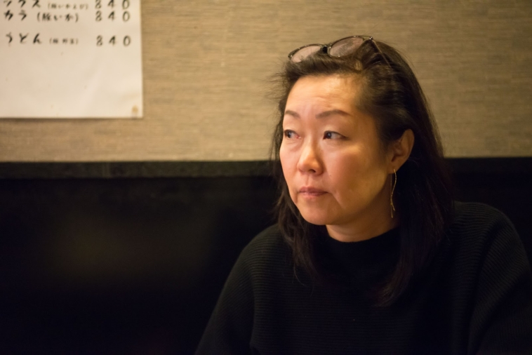 【写真】当時を思い起こし、少し辛い表情を見せるあくつみえこさん