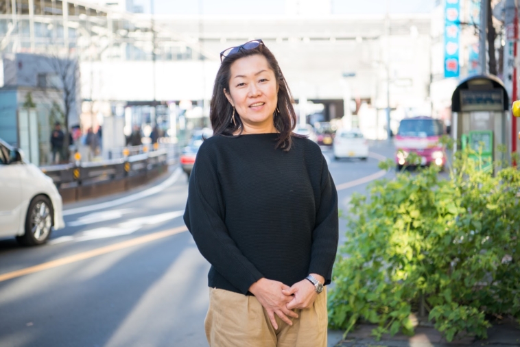 【写真】こちらに微笑みを向けるあくつみえこさん