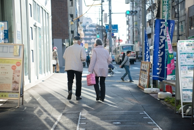 【写真】山口さんご夫婦は仲よさそうに話をしながら歩いて帰っていった