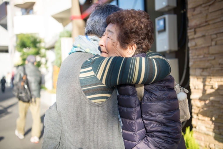 【写真】訪れた人と抱き合うスタッフさん