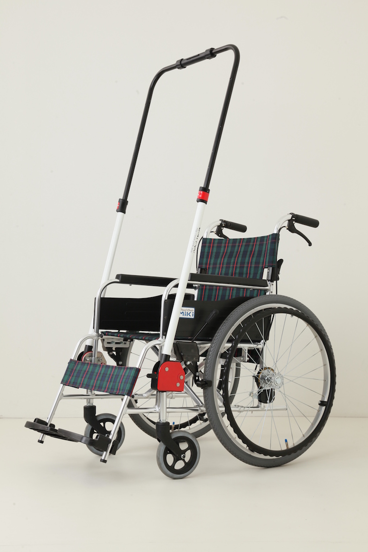【写真】取り付けタイプのJINRIKIは、車椅子乗り降りのときはパイプを上にあげておくことができる